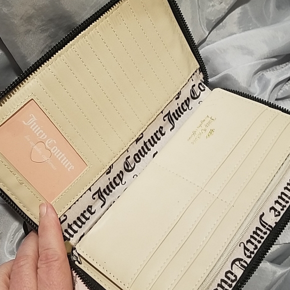 Juicy Couture zip around heart breaker wallet - Picture 4 of 4